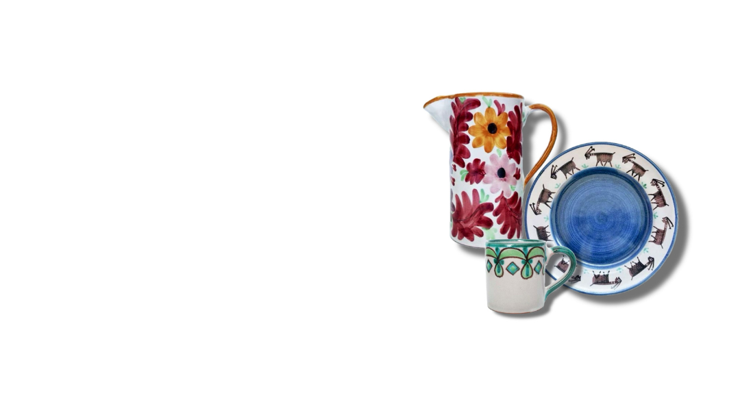 Piatto in ceramica artigianale dipinto a mano e brocca per l'acqua o vino per la tavola.